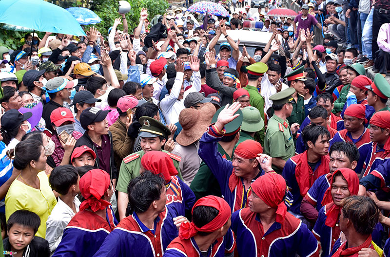 Hàng nghìn người xem đua thuyền tứ linh tri ân đội hùng binh Hoàng Sa
